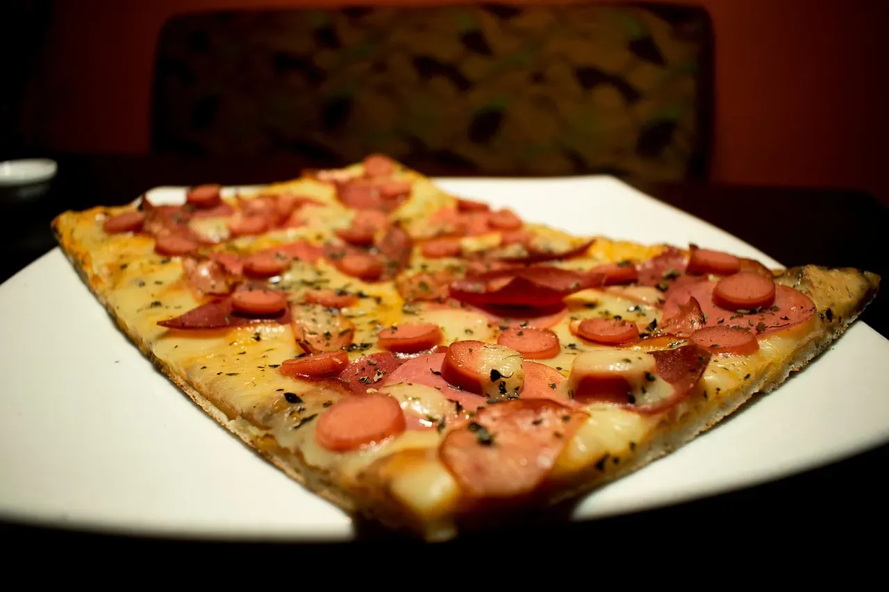 10. Pizza Hut's Bigfoot Pizza - The Giant That Almost Broke the Internet Before the Internet (Image Credits: Pixabay)