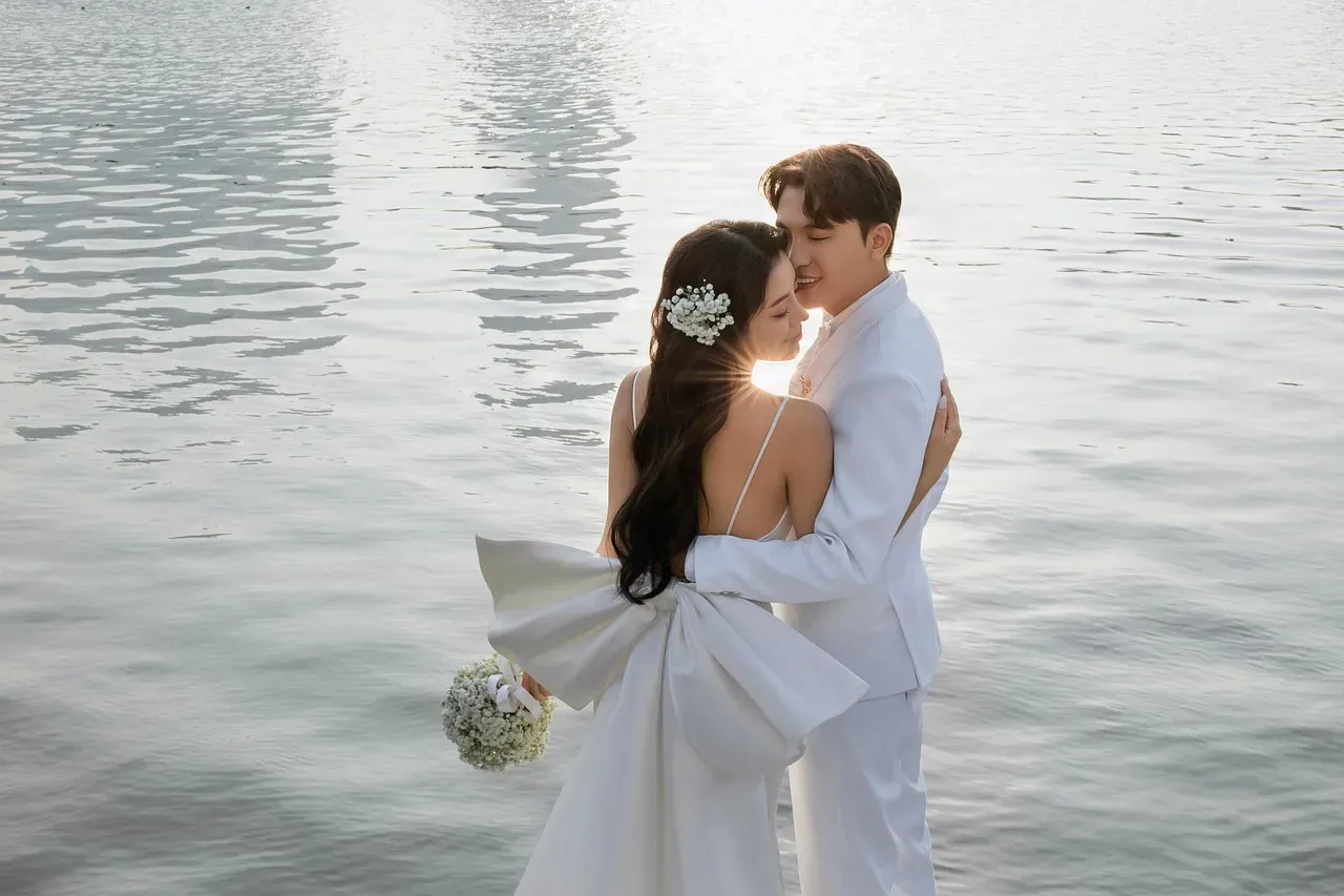 6. "Mating in Captivity" by Esther Perel (2006) (Image Credits: Pixabay)