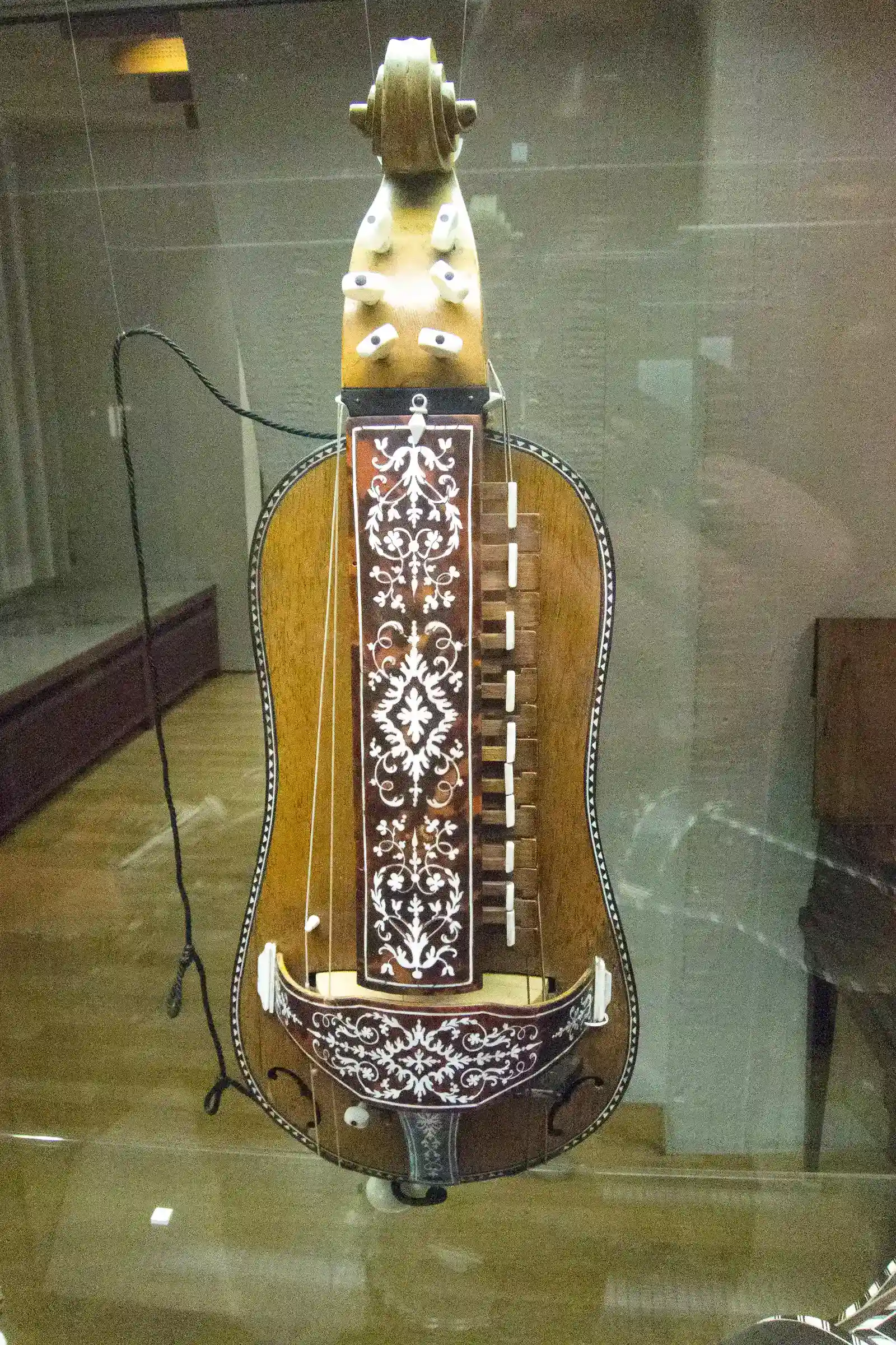 The Hurdy Gurdy Returns to Folk and Metal (Image Credits: Wikimedia)