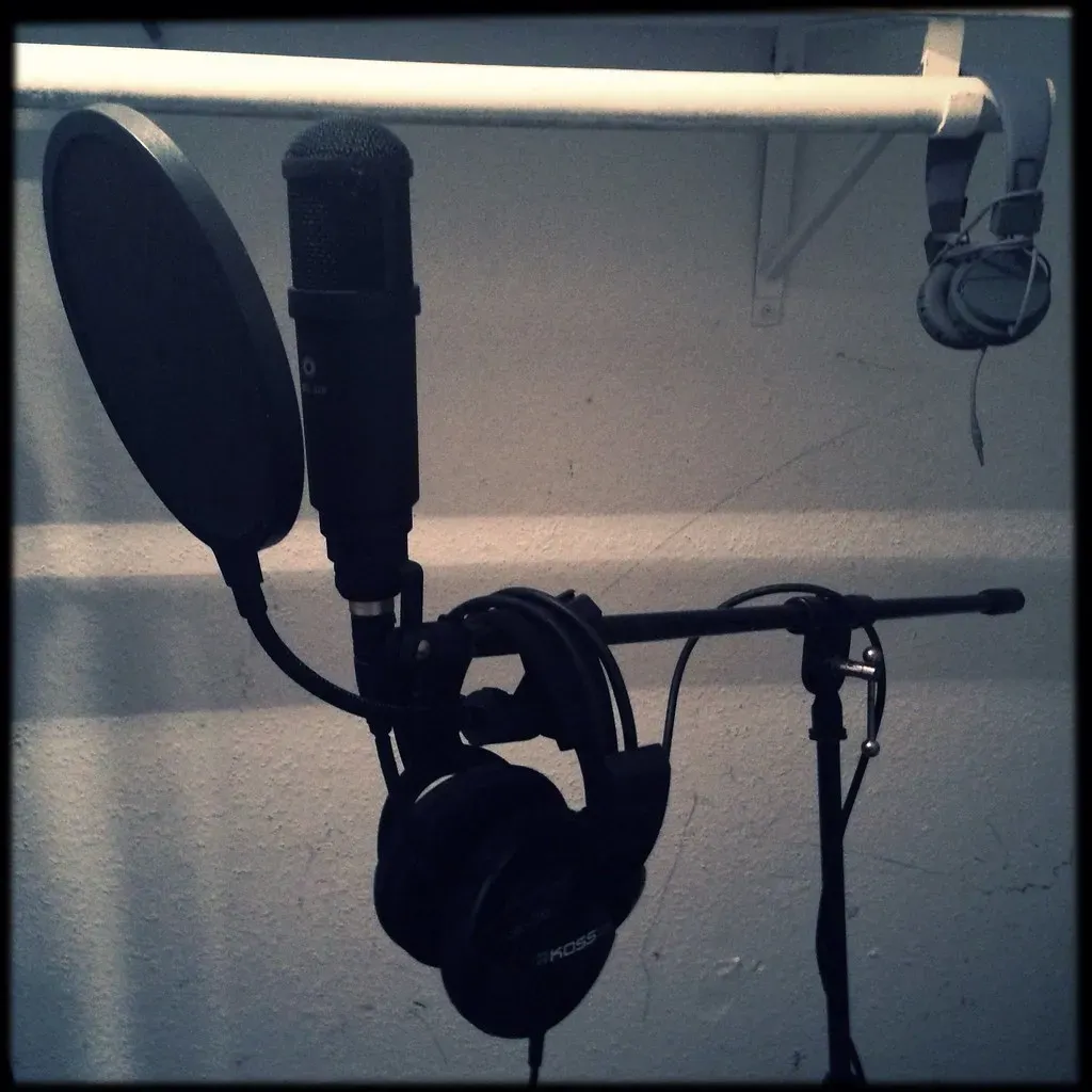 Singing blind: the vocal booth experiment (monomaticpics, Flickr, CC BY 2.0)