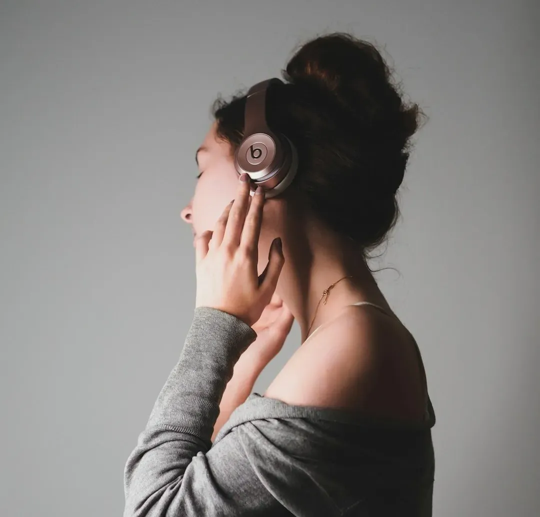 I'm So Lonesome I Could Cry by Hank Williams: Country Music's Quiet Devastation (Image Credits: Unsplash)