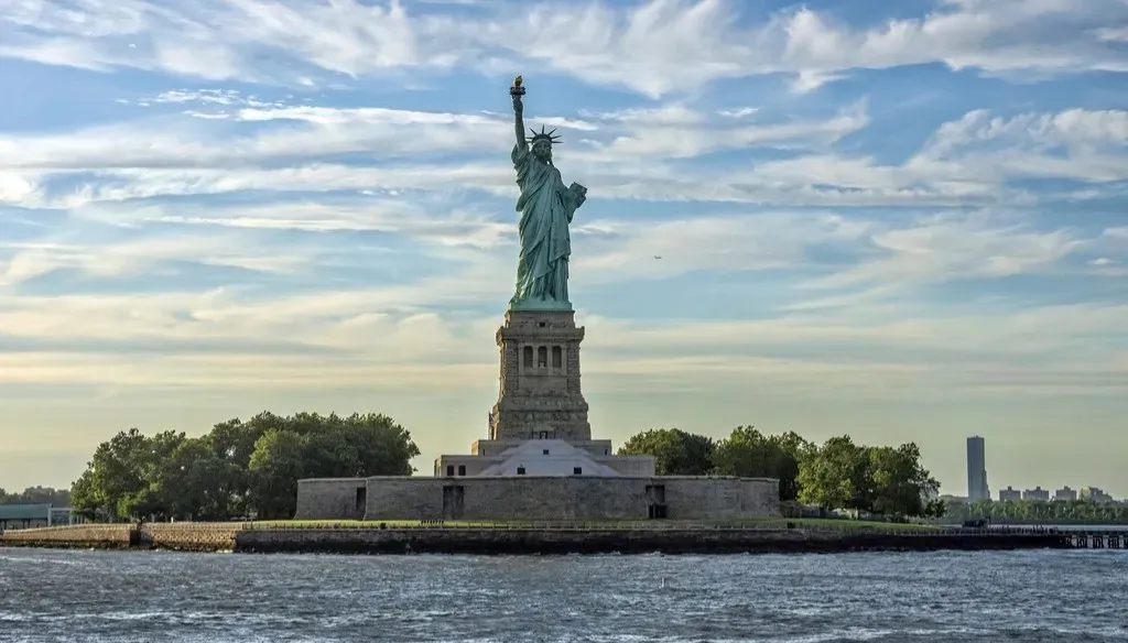 6. Planet of the Apes (1968) - Taylor at the Statue of Liberty (Image Credits: Rawpixel)