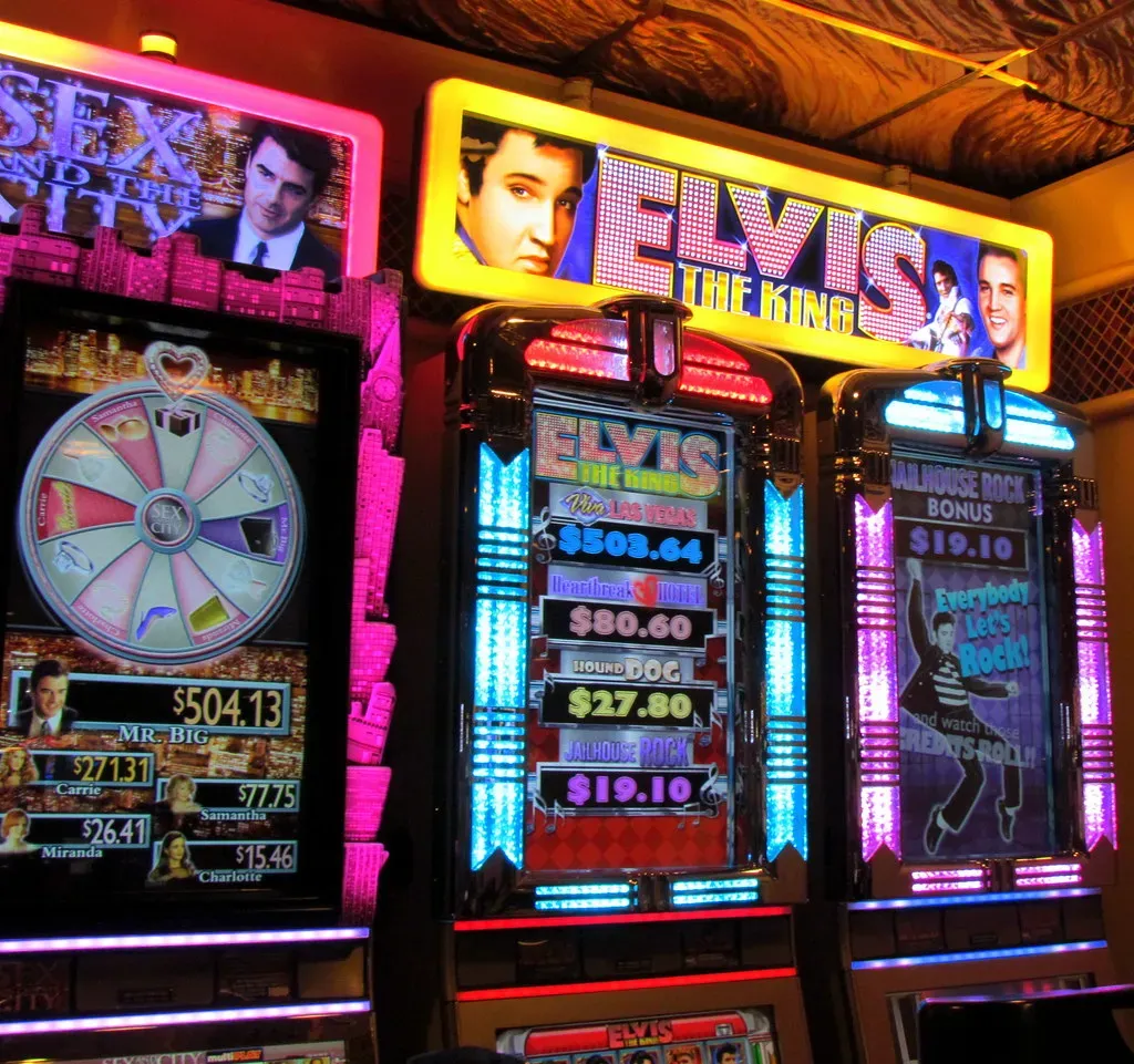 The Las Vegas Strip vs. Local Casinos: A Surprising Divide (ana carina lauriano, Flickr, CC BY 2.0)