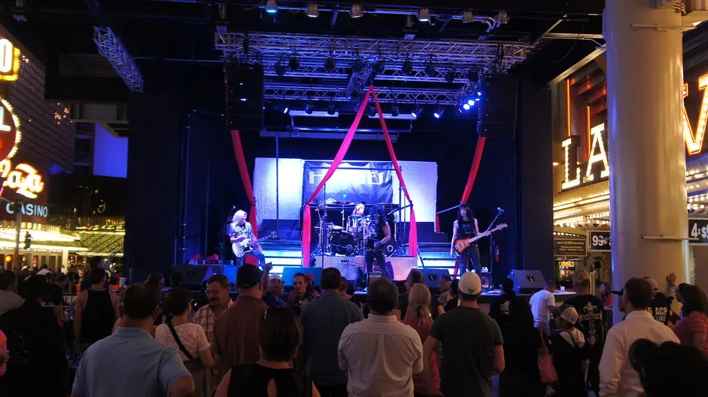 A City That Never Sleeps - and Never Empties Out (Tracy Hunter, Flickr, CC BY 2.0)