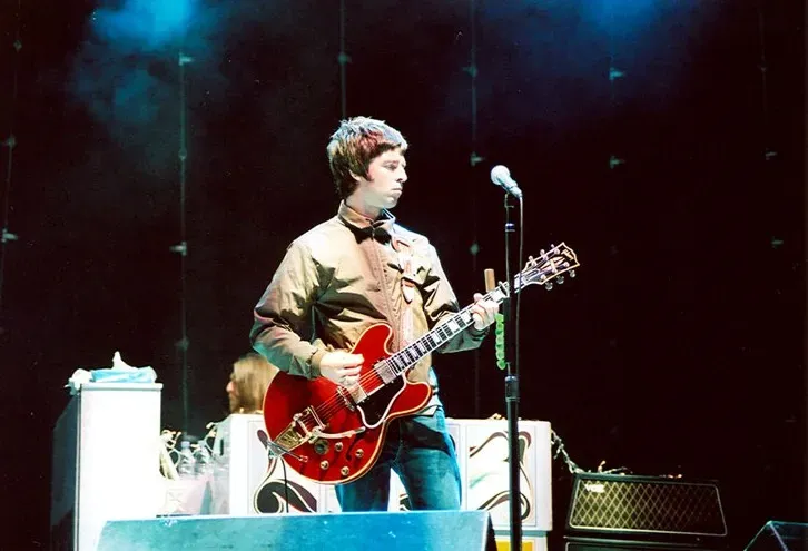 6. Oasis vs. Blur: Britpop's Most Entertaining War (Image Credits: Wikimedia)