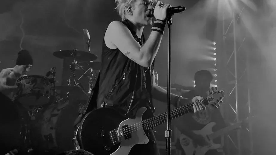 2. The Electric Guitar: The Sound of Revolution (Image Credits: Flickr)