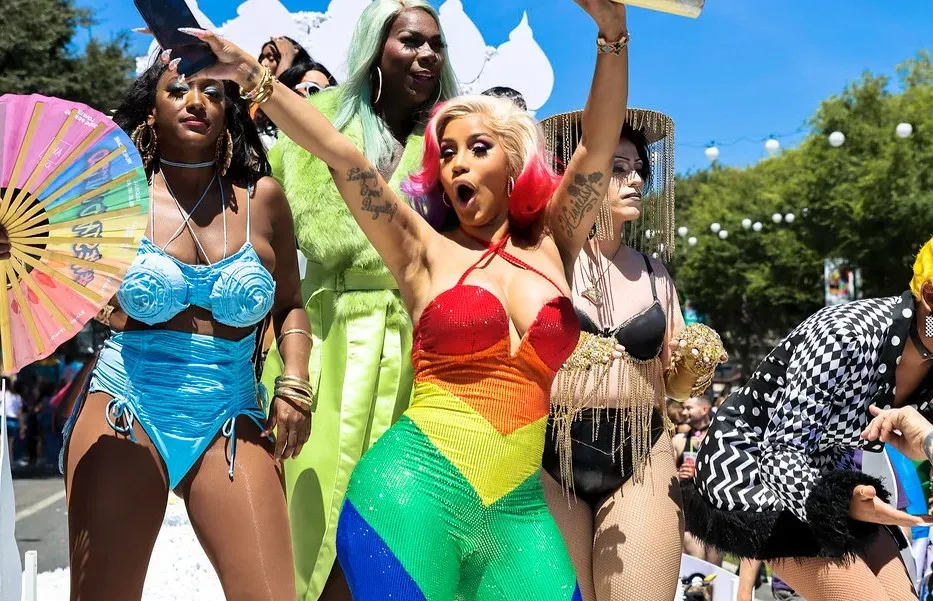 Cardi B Returns in a Bathrobe at Bonnaroo 2019 (Image Credits: Flickr)