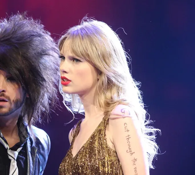 5. Taylor Swift Writing the Number 13 on Her Hand (Image Credits: Flickr)