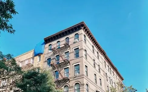 8. Phoebe Buffay's origin story versus her later apartment in Friends (Image Credits: Pexels)