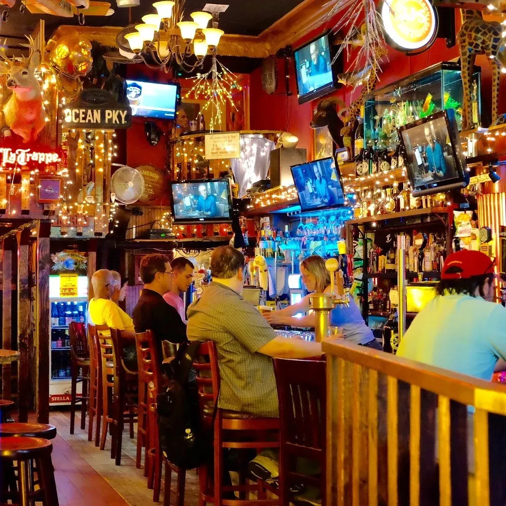 Omaha Bar at Plaza: The Around-the-Clock 3-4-5 Deal (Image Credits: Flickr)