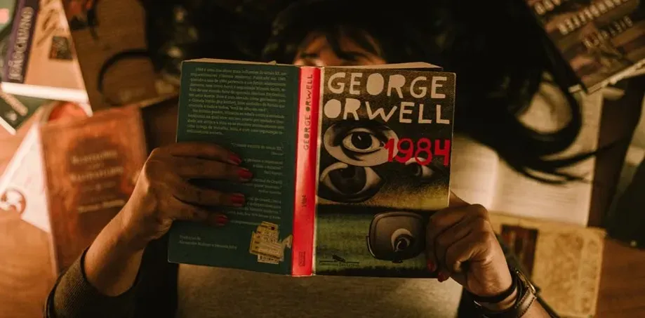1984 announces a wrong world with one small detail (Image Credits: Pexels)