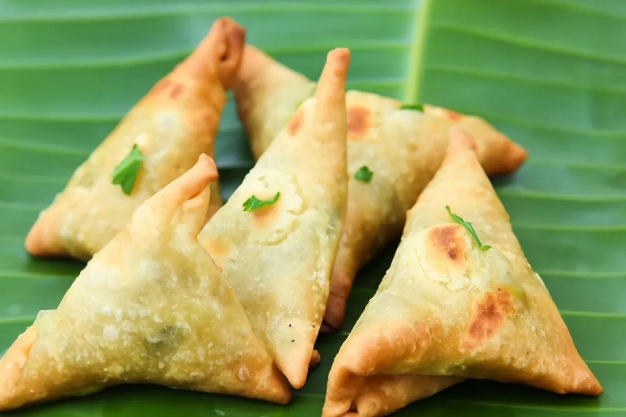 Samosas and Mithai During Diwali, India (Image Credits: Pixabay)