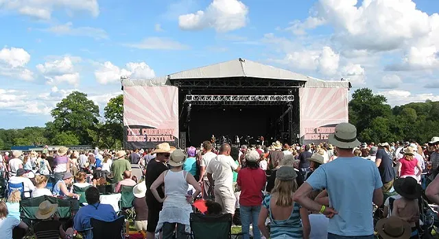Grateful Dead at Bickershaw Festival, 1972 (Image Credits: Wikimedia)