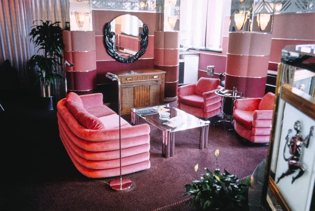 The Golden Steer Steakhouse: Where Sinatra Had His Own Booth (Image Credits: Rawpixel)