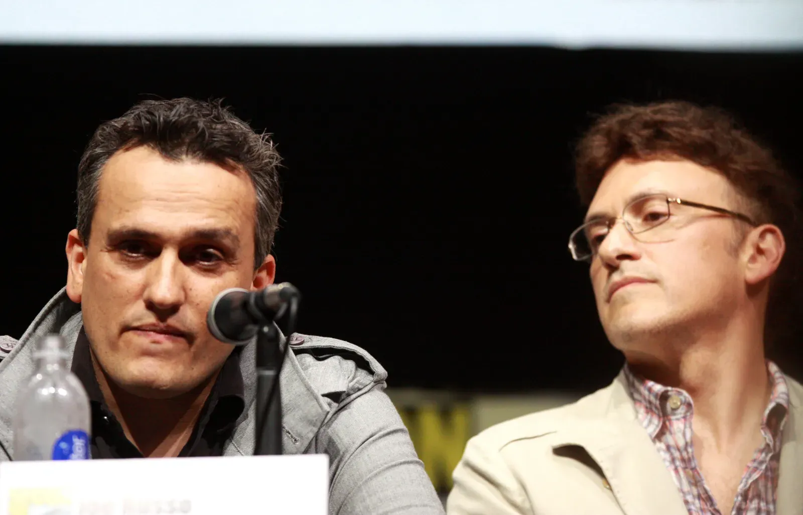 4. Emilio Estevez and Charlie Sheen in Men at Work (By Gage Skidmore, CC BY-SA 3.0)