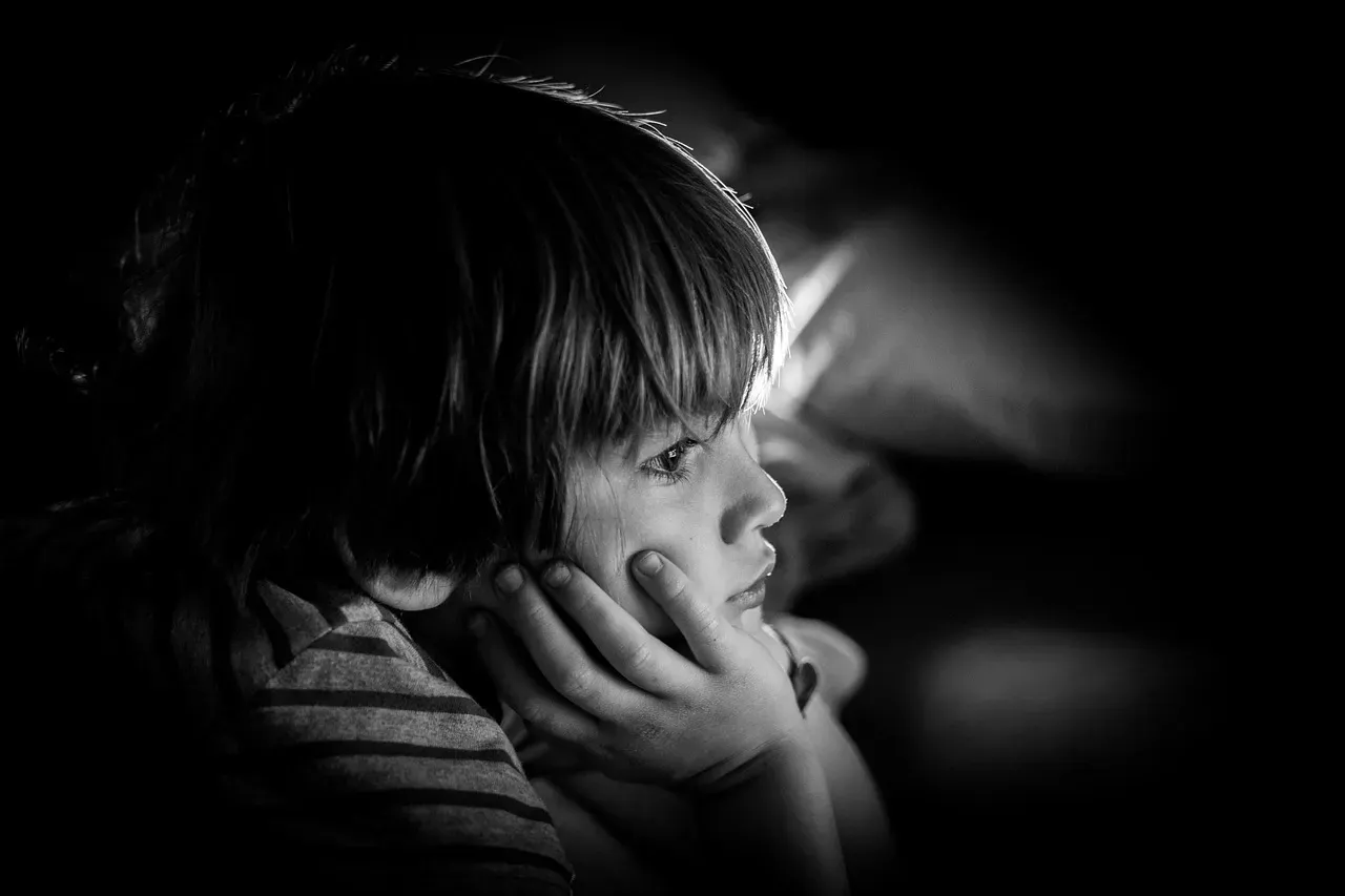 Letting Kids Roam Under the Screen (Image Credits: Pixabay)