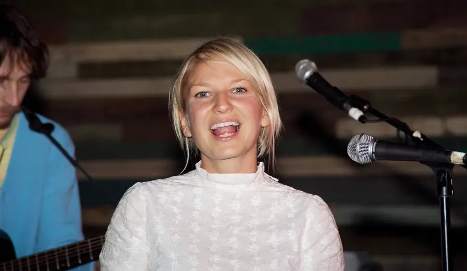 Sia, "Chandelier" (2014) (Image Credits: Flickr)