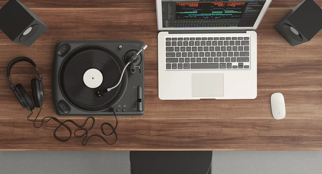 Cueing Records and Managing the Mix (Image Credits: Pixabay)