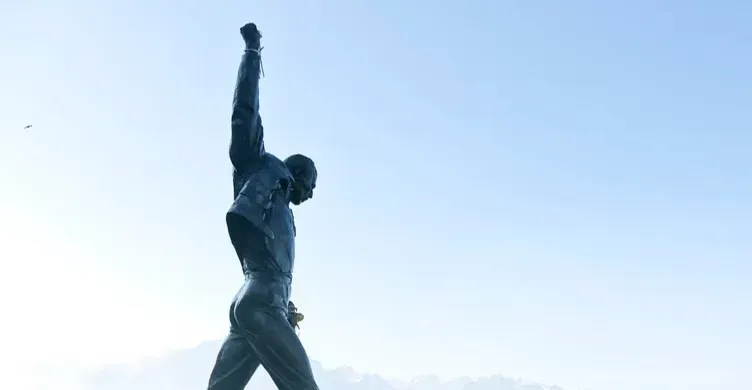 Queen, "I Want to Break Free" (1984) (Image Credits: Pexels)