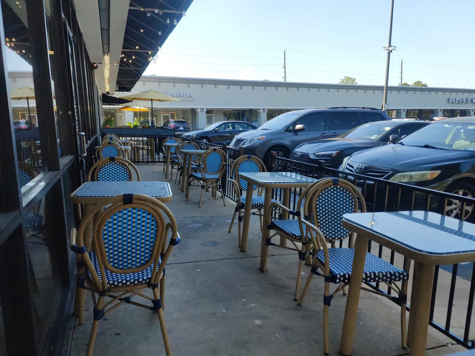 Urth Caffe - Organic Everything, Everywhere, All at Once (Image Credits: Wikimedia)