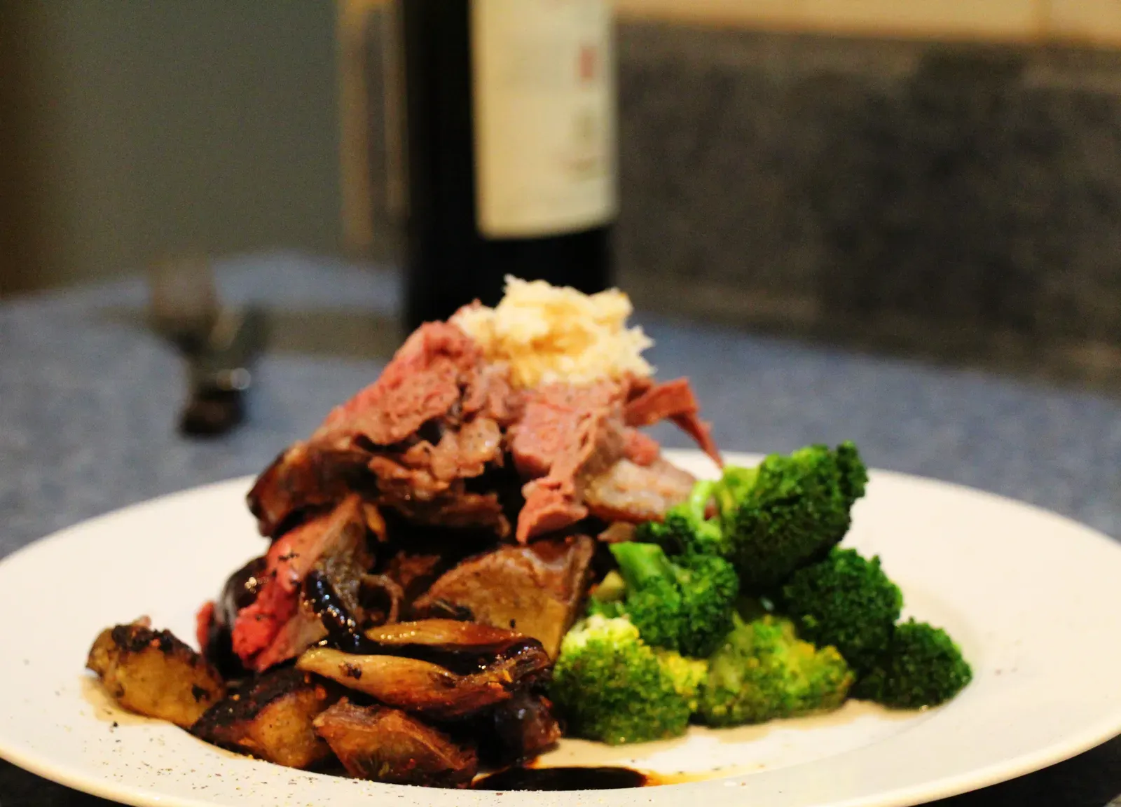 Prime Rib with All the Fixings (Image Credits: Wikimedia)