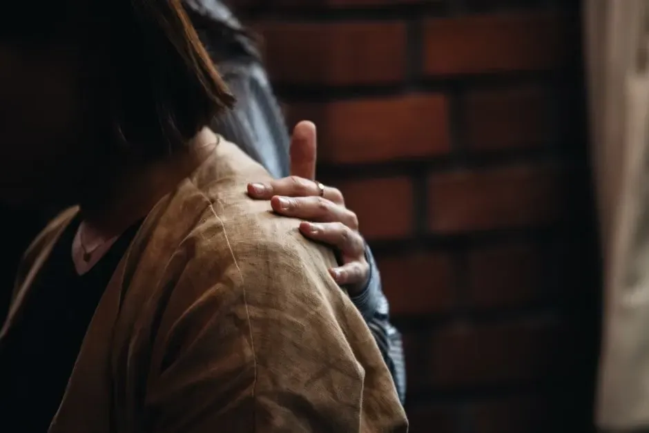 Touching Other People's Shoulders Without Asking (Image Credits: Pexels)