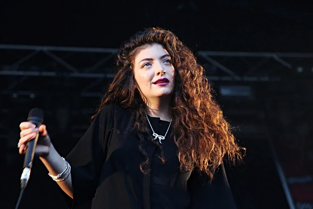 Charli XCX and Lorde (annettegeneva, Flickr, CC BY-SA 2.0)
