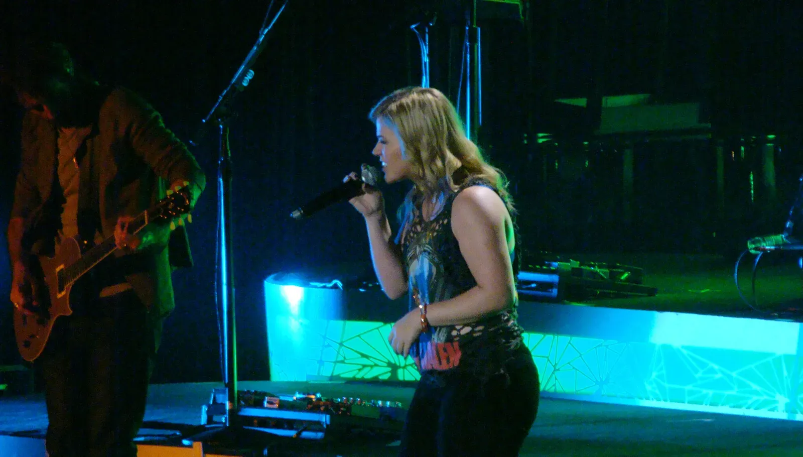 6. Since U Been Gone – Kelly Clarkson (2004) (Image Credits: Wikimedia)