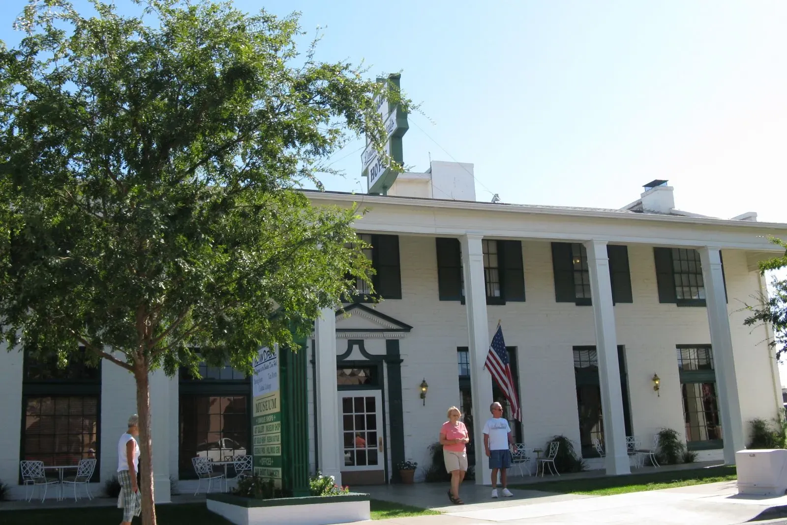 Close to Vegas, But Worlds Apart (Image Credits: Wikimedia)