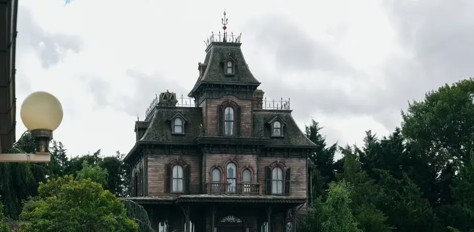The Munsters' Mansion, 1313 Mockingbird Lane (Image Credits: Pexels)