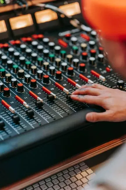A mixing fight that divided the room (Image Credits: Pexels)