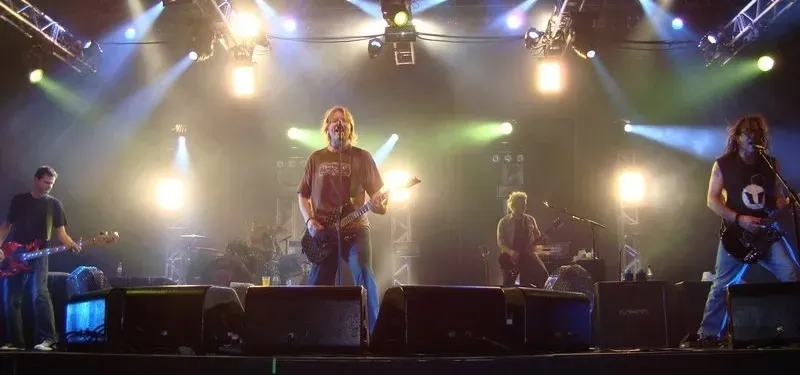 Dexter Holland finished his PhD while fronting The Offspring (By Heliomg2000, Public domain)