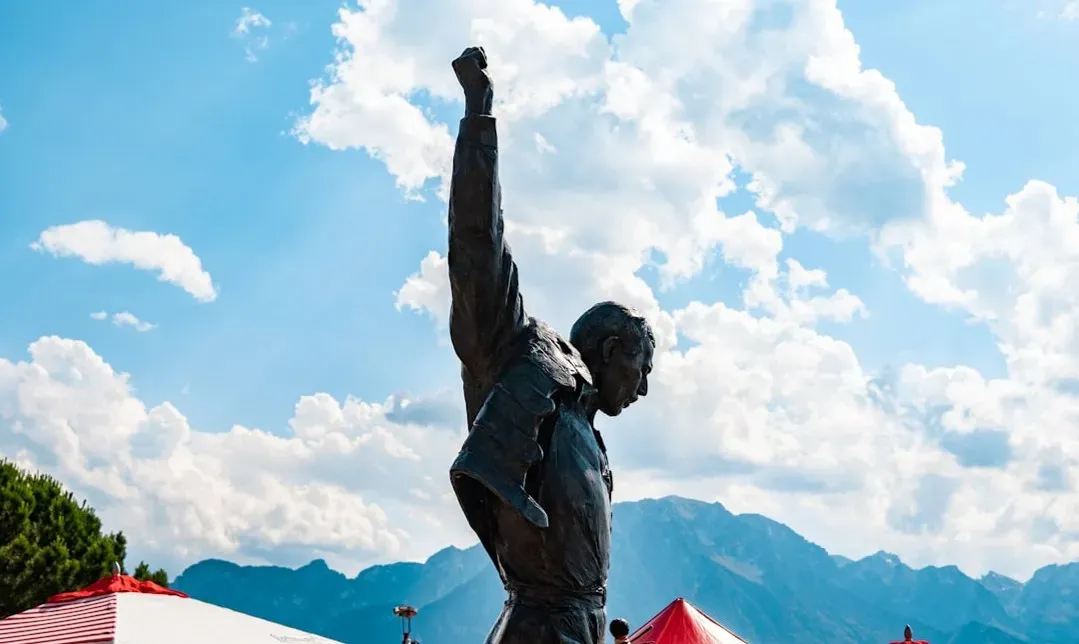 Queen's Unrehearsed Crowd Connection at Live Aid 1985 (Image Credits: Unsplash)