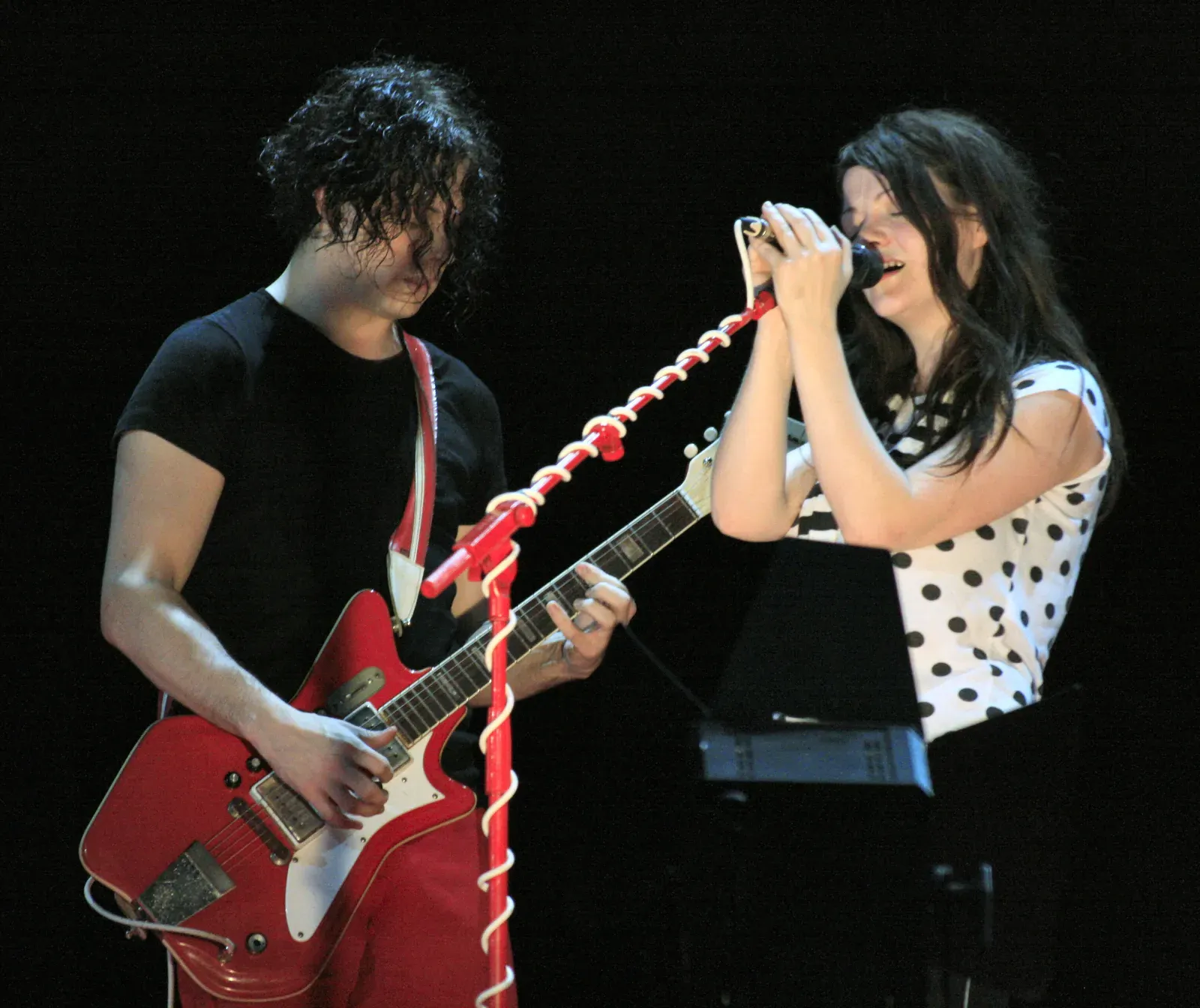 "Seven Nation Army" – The White Stripes (2003) (White Stripes, CC BY-SA 2.0)