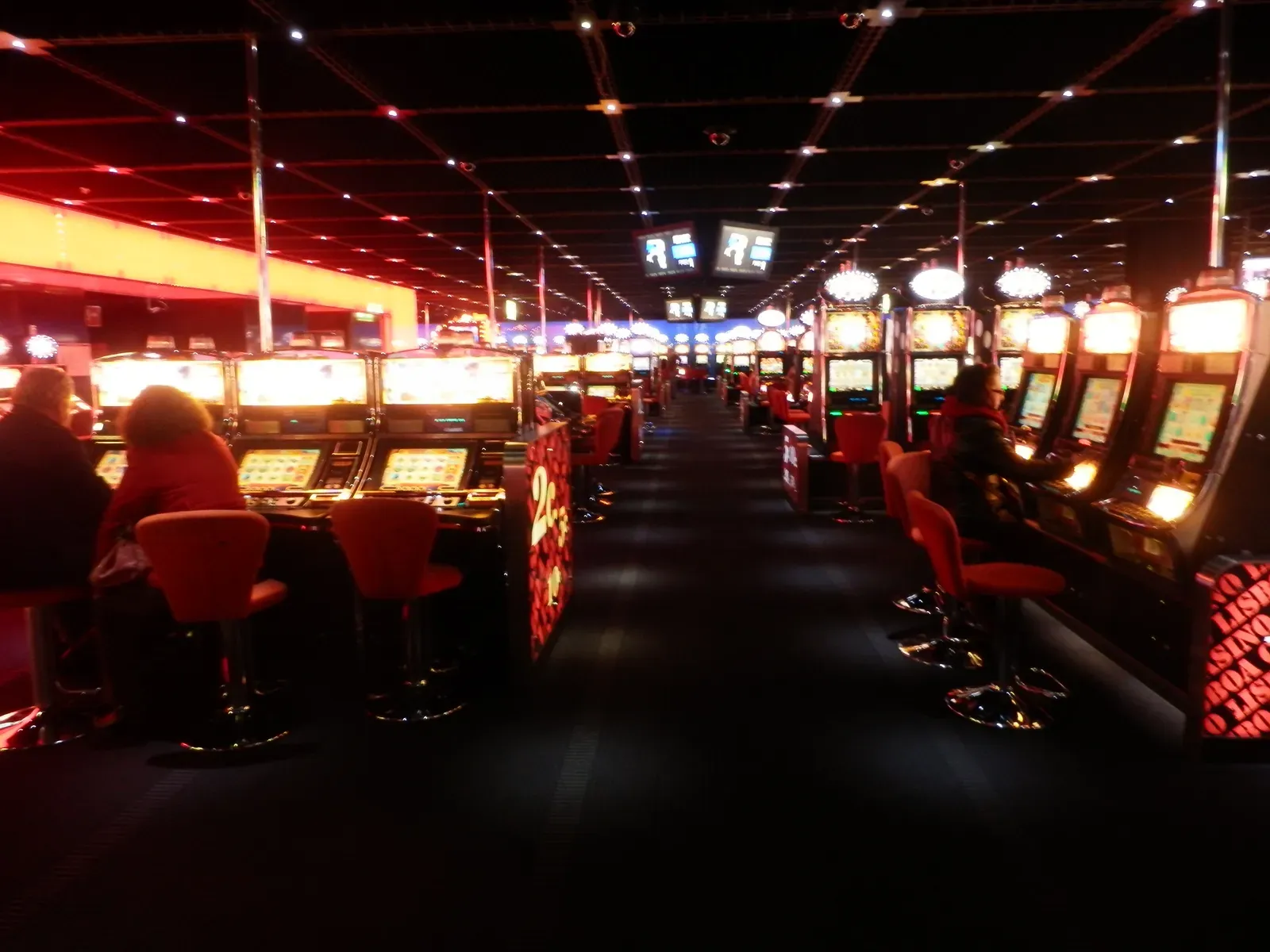 Revenue Per Square Foot Tells the Story (Image Credits: Wikimedia)