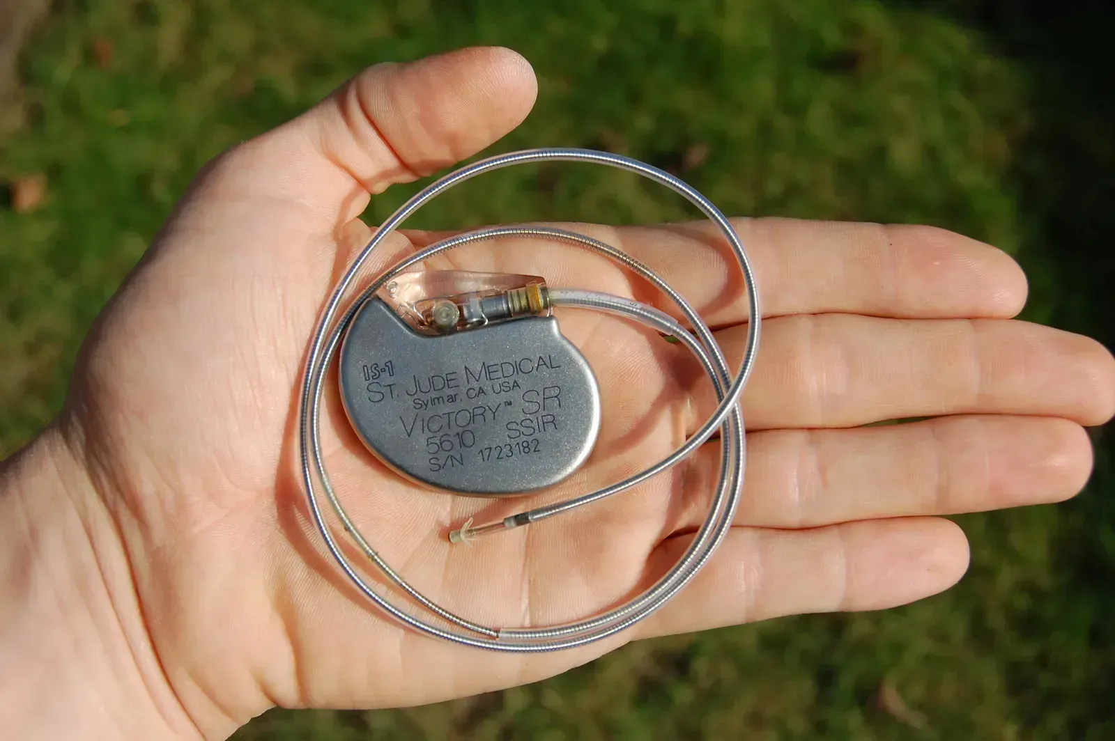 The Pacemaker: The Wrong Resistor That Saved Millions of Lives (Image Credits: Own work, removed from a deceased patient before cremation. Holding it in my hand., CC BY 3.0)