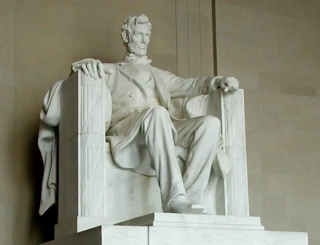 7. The Lincoln Memorial's Hands Spell "AL" in Sign Language (Image Credits: Wikimedia)