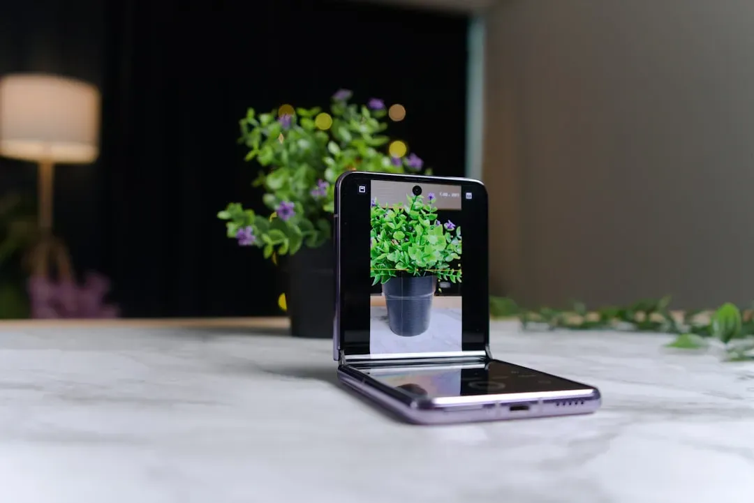 Flip Phones Became the Ultimate Digital Detox Device (Image Credits: Unsplash)