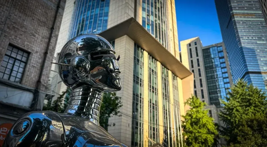 Still Two: A Robot Woman With a Metal Face (Image Credits: Pexels)