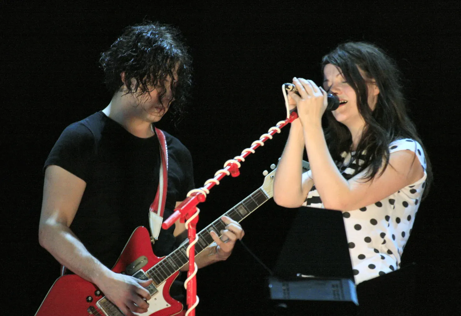 The White Stripes: minimalist rock at its commercial peak (Image Credits: Wikimedia)