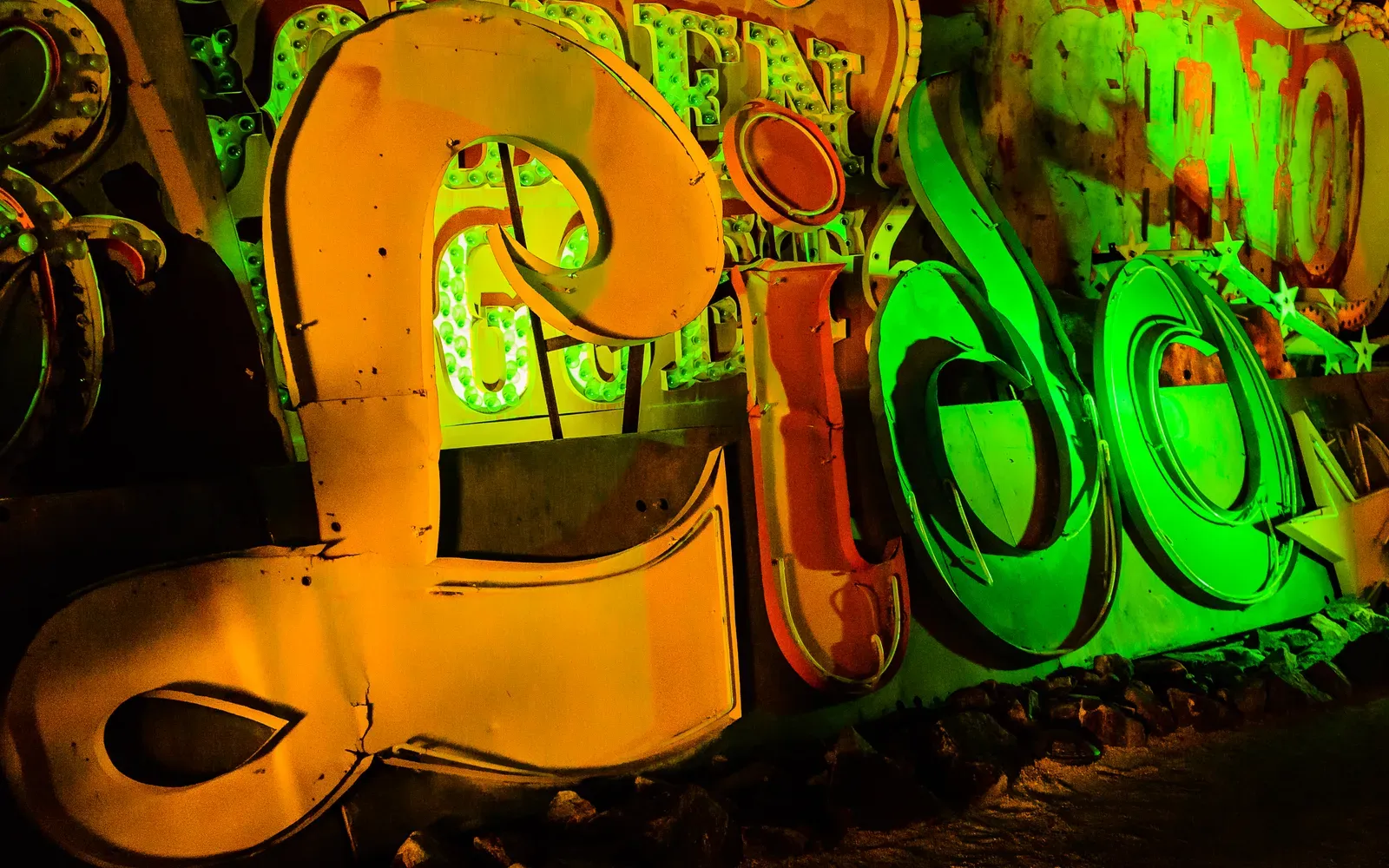 The Lido de Paris Sign: Showgirl Glamour Captured Forever (Image Credits: Wikimedia)