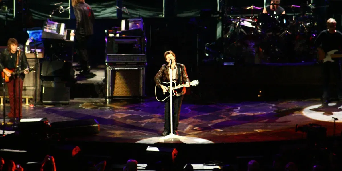 5. Livin' on a Prayer Was First Cruisin' for a Lady (Image Credits: Wikimedia)