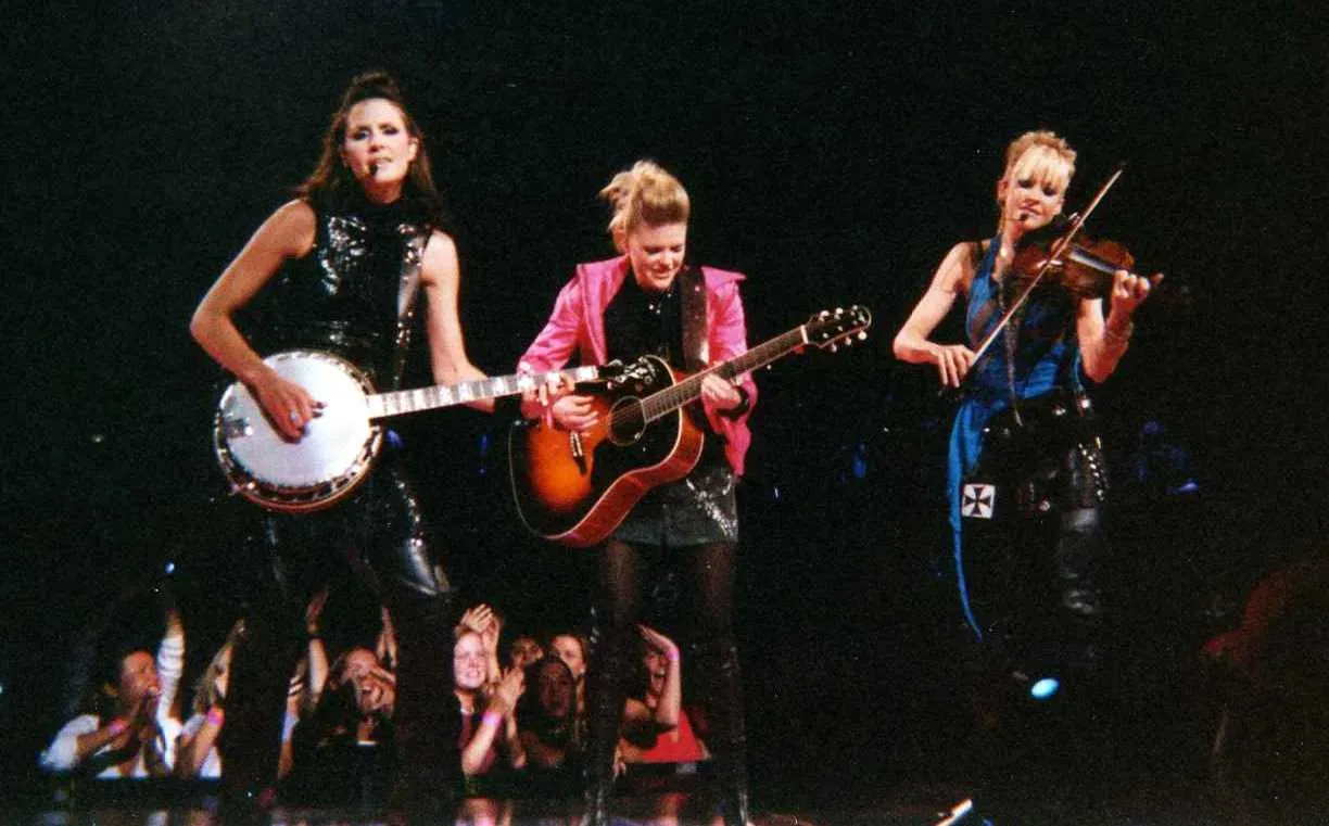The Dixie Chicks and the London Stage Comment That Shook Country Music (2003) (Transferred from en.wikipedia to Commons. Transfer was stated to be made by User:twice25., CC BY-SA 2.5)