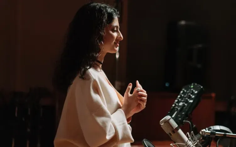 Mýa: the R&B talent overshadowed by her own hit singles (Image Credits: Pexels)