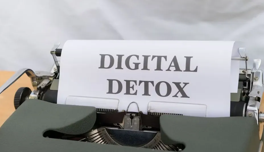 11. Pursuing Digital De-Aging in Contracts Without Publicizing the Clause (Image Credits: Pexels)