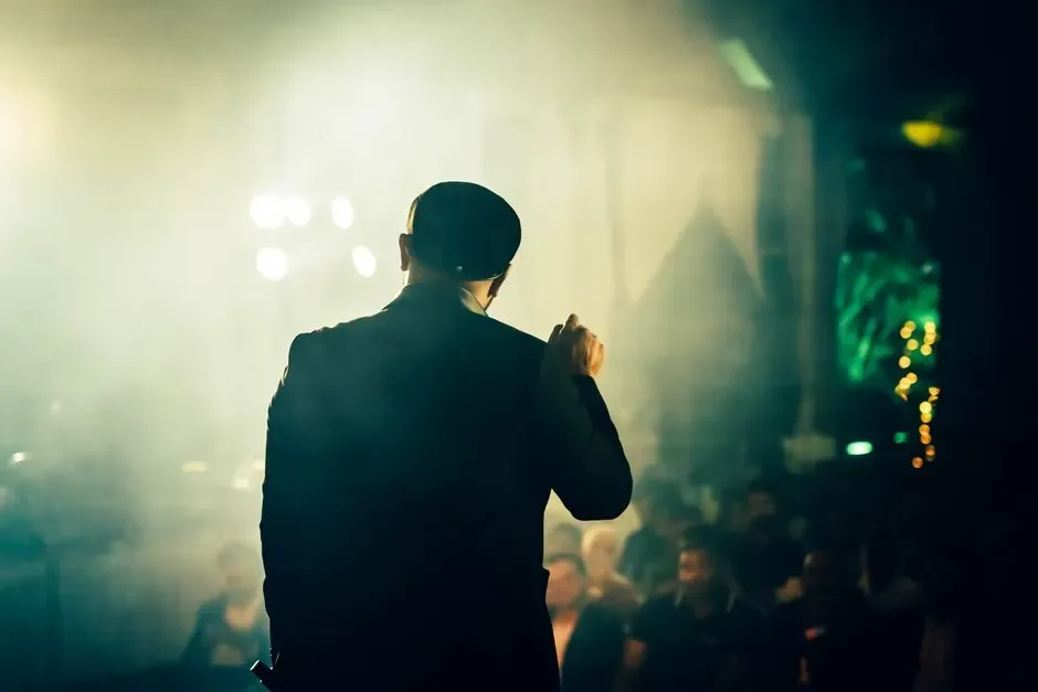 6. The Fog Machine Turning the Stage into a Different Dimension (Image Credits: Pexels)