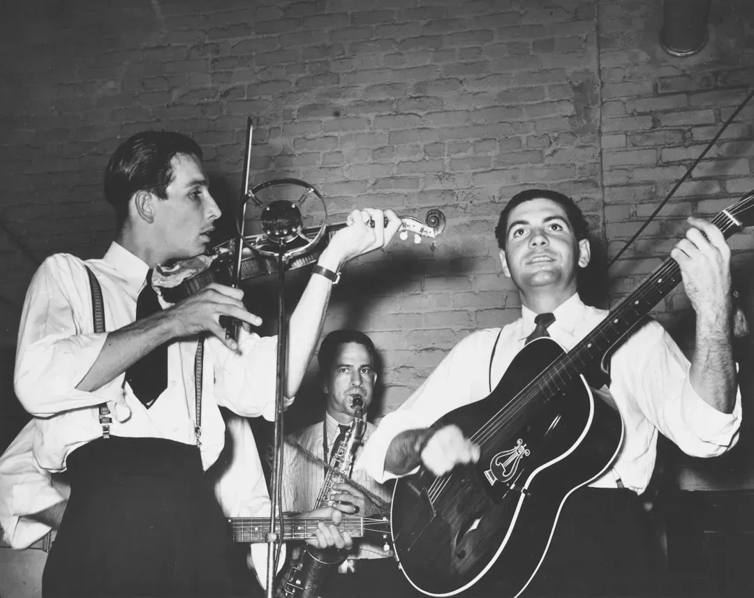 Hank Williams Jr. and Hank Williams Sr., "There's a Tear in My Beer" (Image Credits: Unsplash)