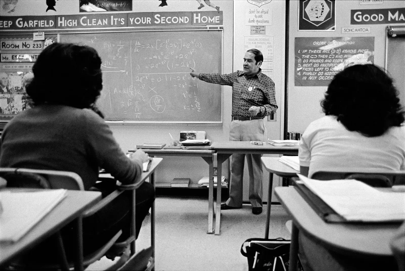 7. Jaime Escalante: The Calculus Teacher Accused of Cheating Because His Students Were Too Good (By Los Angeles Times, CC BY 4.0)