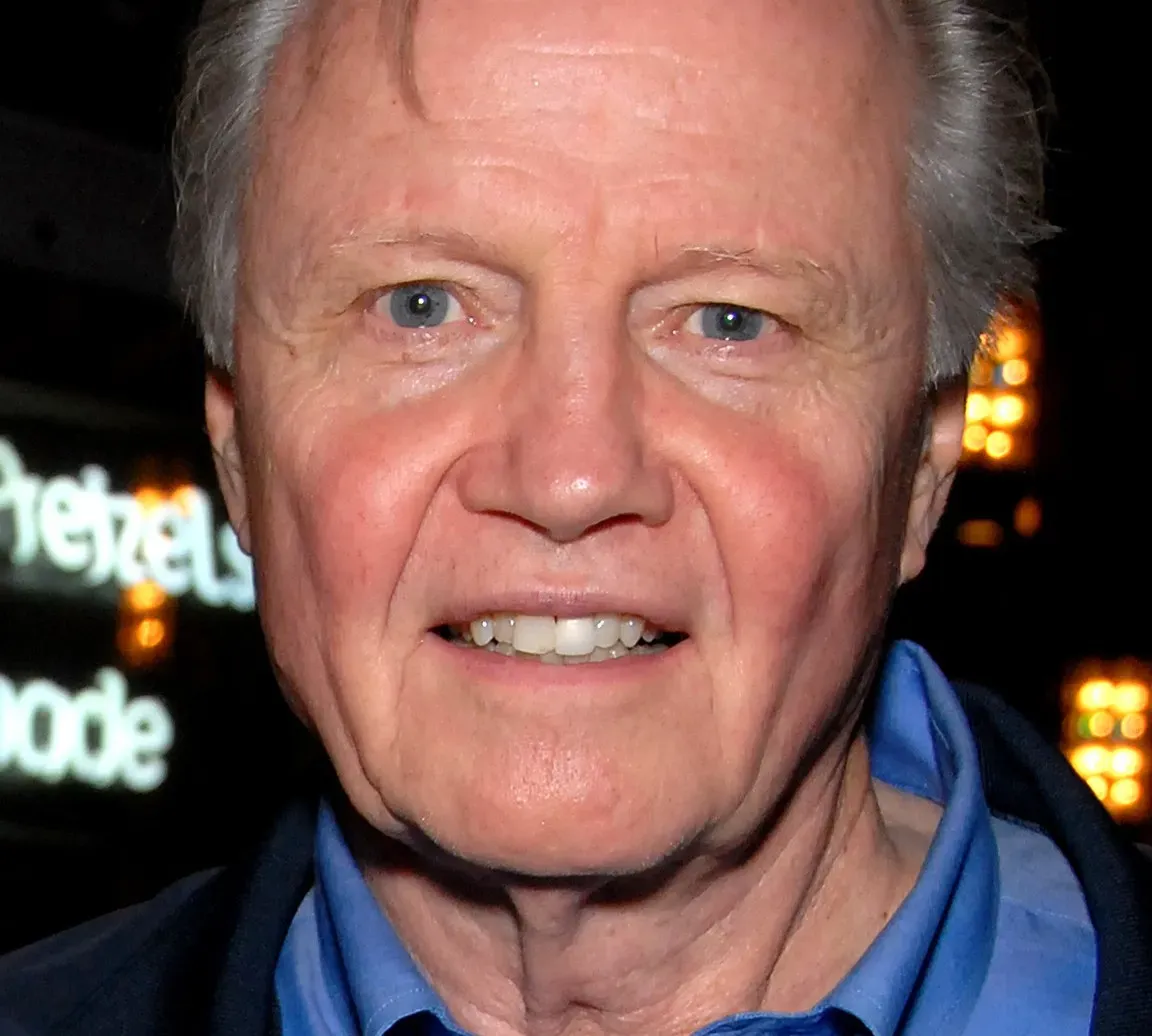 1. Anaconda (1997) - Jon Voight's wink (Image Credits: Wikimedia)