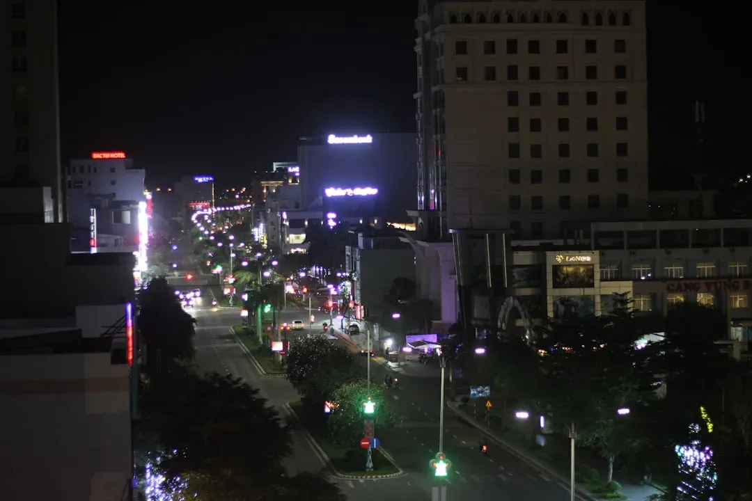 "Steps From Restaurants, Bars, and Nightlife" (Image Credits: Unsplash)